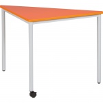 Dreieckstisch, 113x80 cm, 70 cm hoch, beweglich, 1 Fuß mit Rolle, 